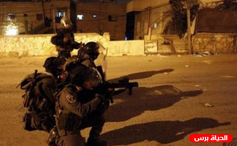 الاحتلال يعتقل ثلاثة شبان ويصيب العديد بالاختناق في قرية العرقة